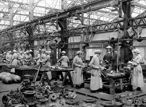 Femmes travaillant dans une usine